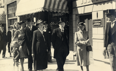 811884 Afbeelding van de ouders van het bruidspaar Verbeek - Bruschwiler op het Oudkerkhof te Utrecht; v.l.n.r. L. ...